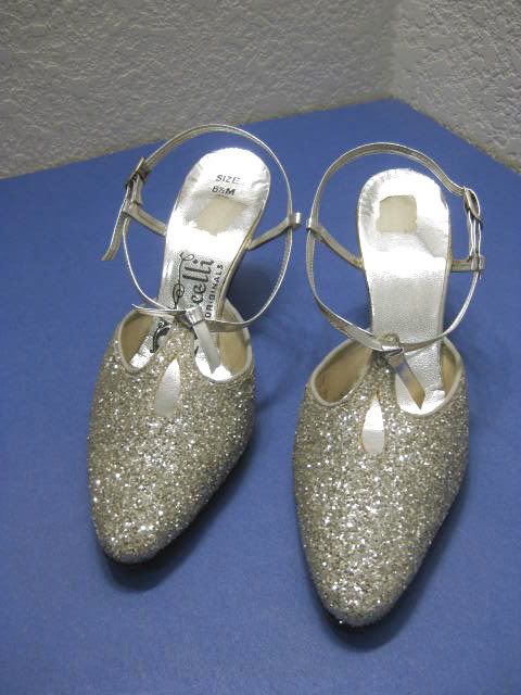 womens size 6.5 medium heel is 2.5 tall widest part of sole is 3