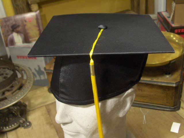 cappello da laurea tocco tesi di laurea università B  