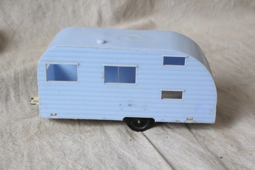 L74 VINTAGE TOOTSIETOY PLASTIC & METAL HOUSE TRAILER, 1949 FORD F6 OIL 