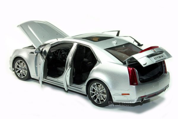 KYOSHO 2009 CADILLAC CTS V DIE CAST 1/18 SILVER NEW  