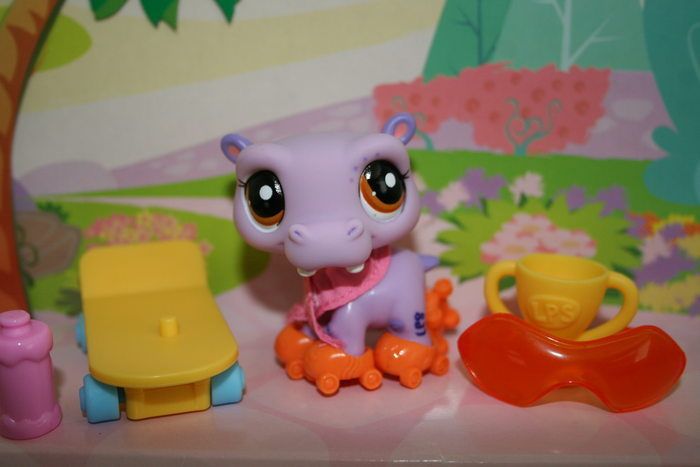 NEW LITTLEST PET SHOP ROLLER SKATING SKATEBOARD PURPLE HIPPO SET LOT 