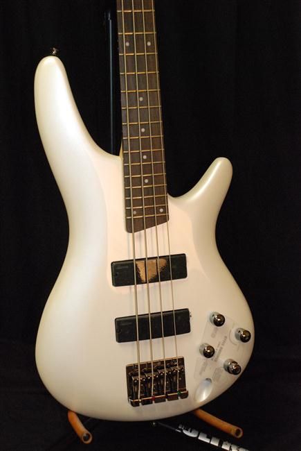   SR300 Metallic pearl white bass guitar w/ rosewood fretboard  