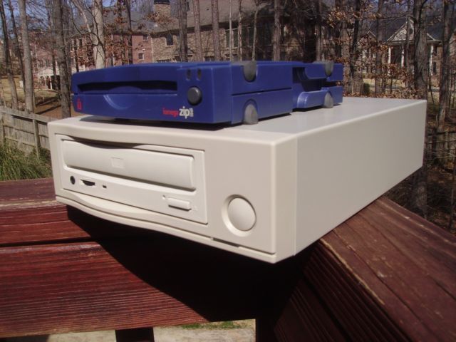 AKAIMPC2000 MPC2000 XL CD ROM / ZIP DRIVE W/SCSI CABLE  