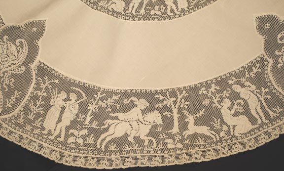 FABULOUS EARLY VINTAGE FILET LACE FIGURAL 39 ROUND TABLECLOTH  